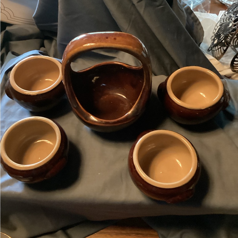 Soooo cute. Pot and 5 bowls. One is another picture. I don’t know why I did?